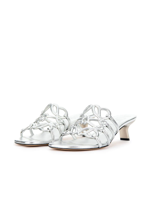 ロエベ「パウラズイビザ 2026」ペタル アナグラム スライド