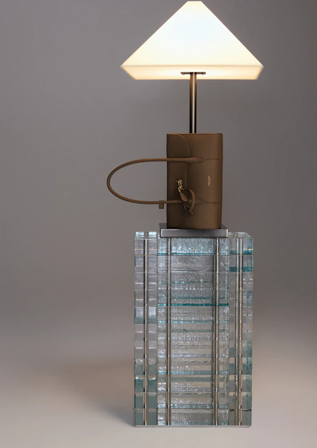 ジョルジオ アルマーニの真髄を纏う新作バッグ、アーカイブが語る幾何学的な美の極致