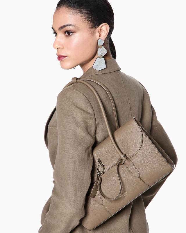 ミニマリズムの極北を征く、ジョルジオ アルマーニ新作ショルダーバッグの圧倒的気品