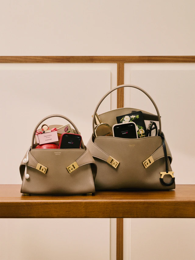 母と娘の絆を祝すフェラガモの新作、アイコンバッグやシルクが彩る至高の感謝