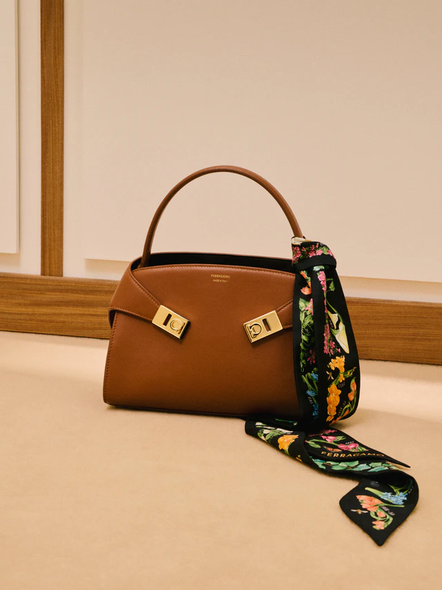 フェラガモ「Hug Soft XS」が登場、母の日に贈りたい時代を超えて愛される美の象徴