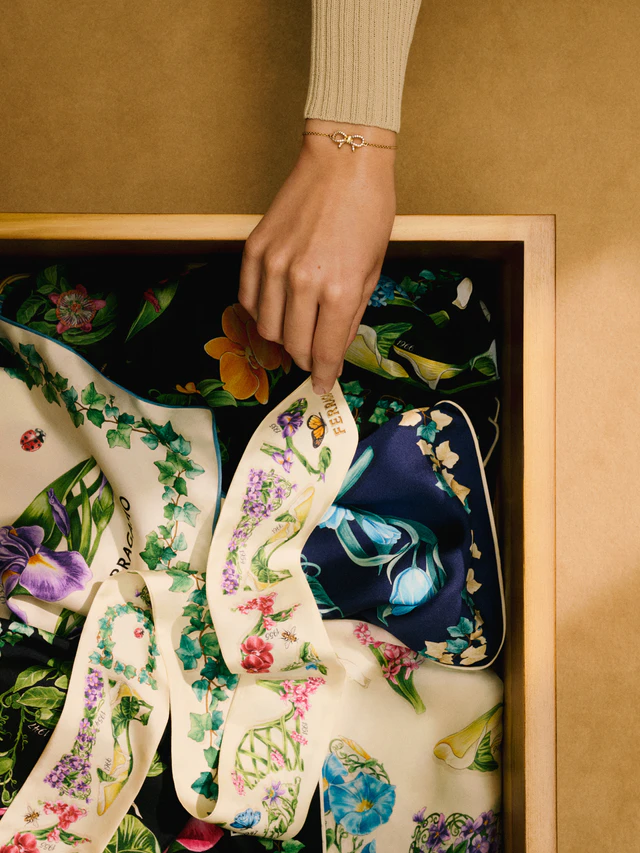 日常の所作に宿る気品を称えて、フェラガモが提案する母の日のための特別な贈り物