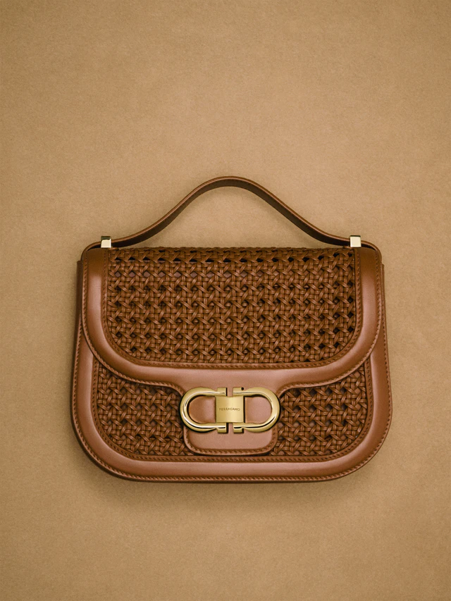 フェラガモから2026年の母の日を祝う特別なコレクションが登場