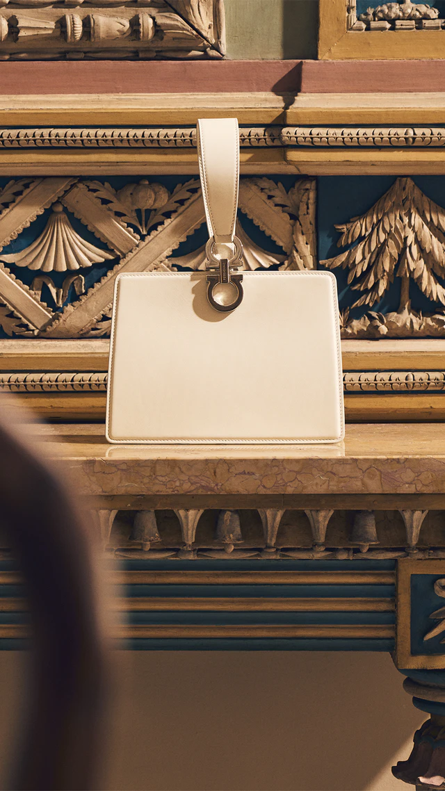 人生の節目を彩るフェラガモの輝き、伝統とモダンが共鳴するアクセサリーの数々