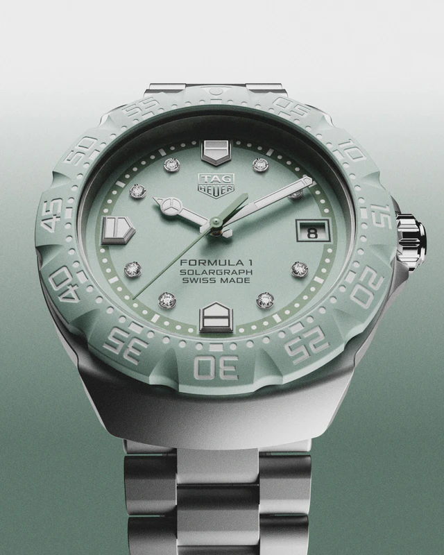 光を纏うタグ・ホイヤーの革新、パステルカラーが奏でる洗練のレーシングスタイル