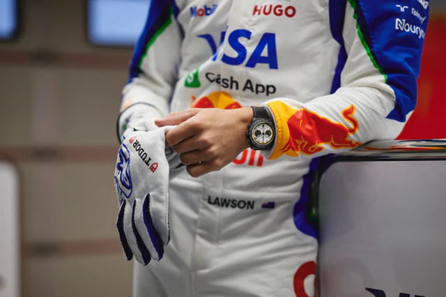 カーボンファイバーが織りなす軽量の美学、TUDORの新作ブラックベイ クロノ “カーボン 26”と歩む洗練された日常
