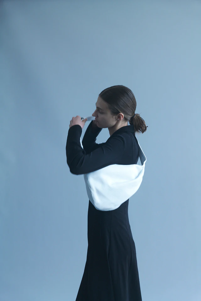 ヨウジヤマモトの美学が息づくdiscord Yohji Yamamoto、PUFF新作や新色で彩る初夏の装い ミニマルな造形と柔らかなレザーの共鳴、discord Yohji Yamamotoから5月8日に待望の新作が登場