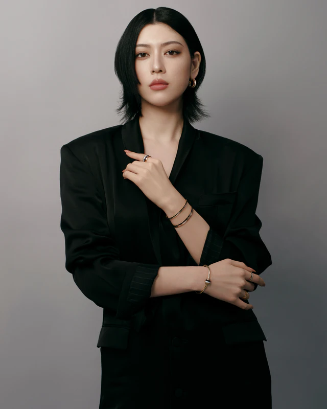 ブシュロンの新たな顔、三吉彩花が体現する自由で大胆なハイジュエリーの精神