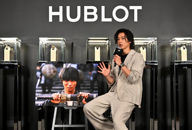 山﨑賢人氏がウブロ銀座ブティックに降臨、革新のビッグ・バン リローデッドが告げる時計界の新しい時間