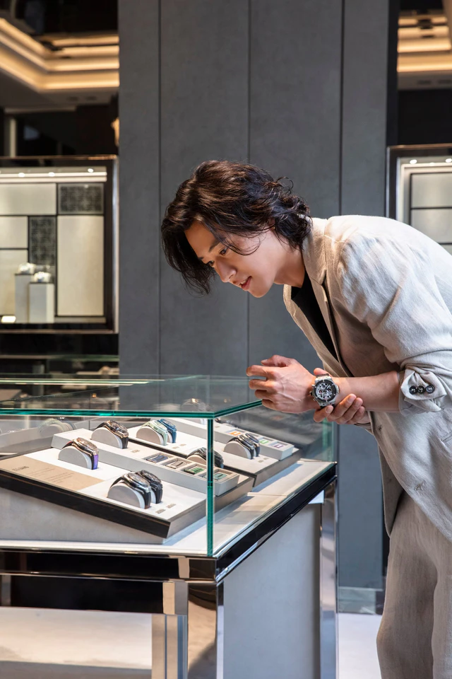 自社製ムーブメントの構造美を極限まで高めたウブロの最新作、山﨑賢人氏が体現するアート・オブ・フュージョン