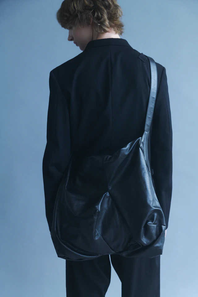 美しい違和感と機能性を融合、discord Yohji Yamamotoから登場する待望の最新バッグ