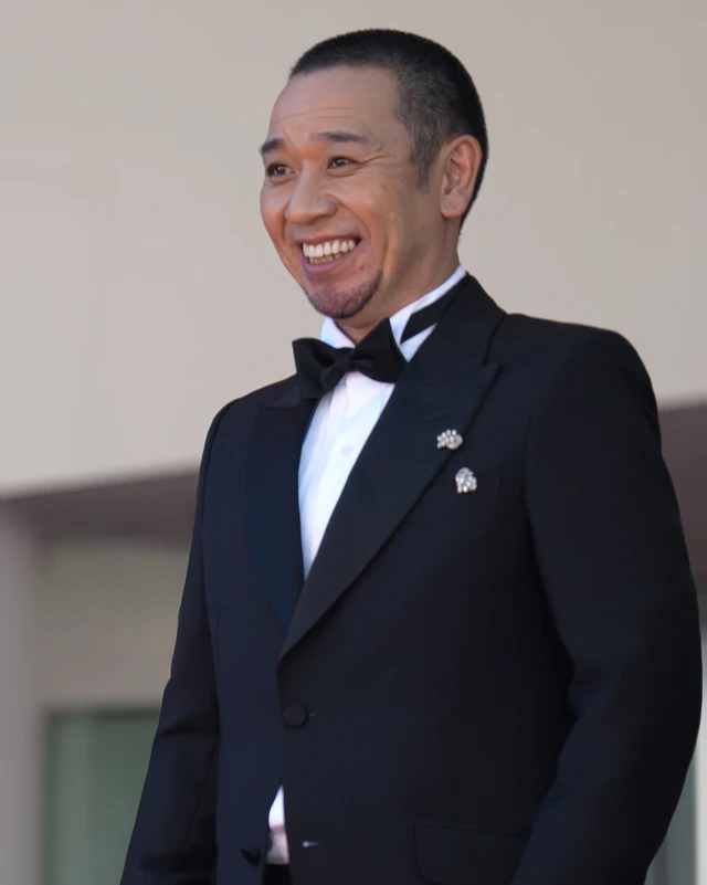 ショーメが紡ぐカンヌの美学、千鳥の大悟が魅せる洗練された装いの真髄