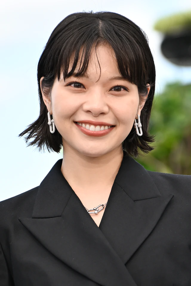 岸井ゆきのがカンヌ国際映画祭で放つ美しさ、漆黒のパンツスーツに調和するティファニーの煌めき