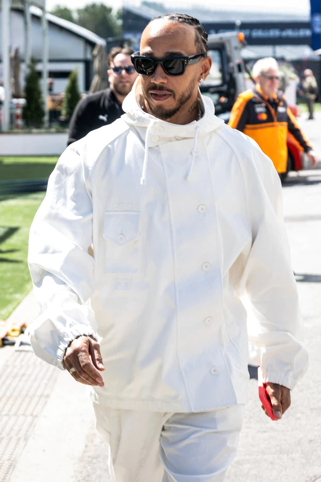F1カナダグランプリを控えたルイス・ハミルトンが、ロエベの2026秋冬プレコレクションを着用
