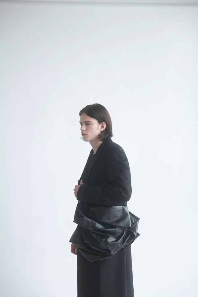 布の魔術がレザーに宿る、discord Yohji YamamotoのCUBICコレクションが提示する新たな美学