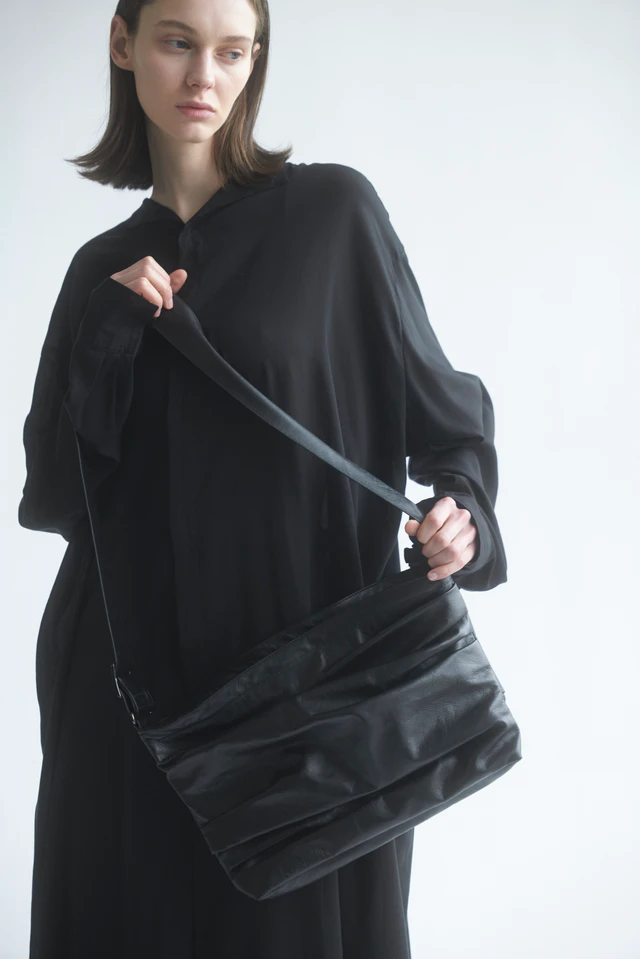 身体と共鳴するミニマリズム、discord Yohji Yamamotoが放つドレープバッグの佇まい
