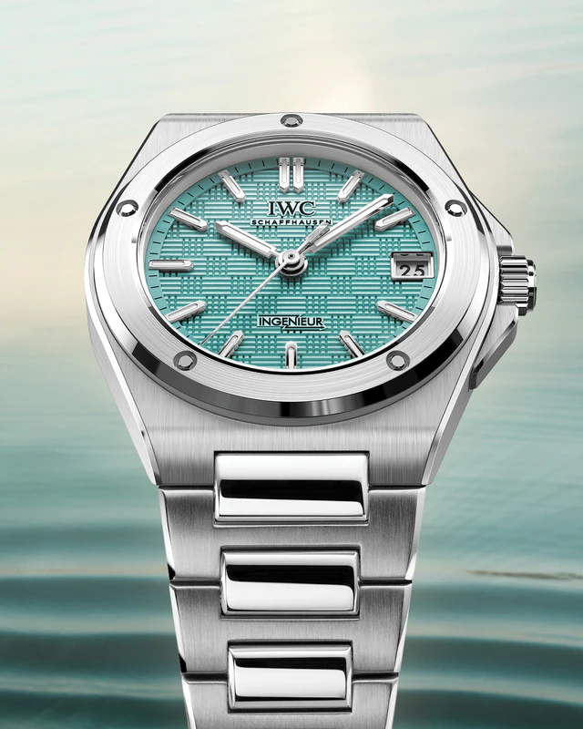 IWC「インヂュニア」に待望の35mmサイズ。夏に映えるプールカラー文字盤が紡ぐ新たな意匠