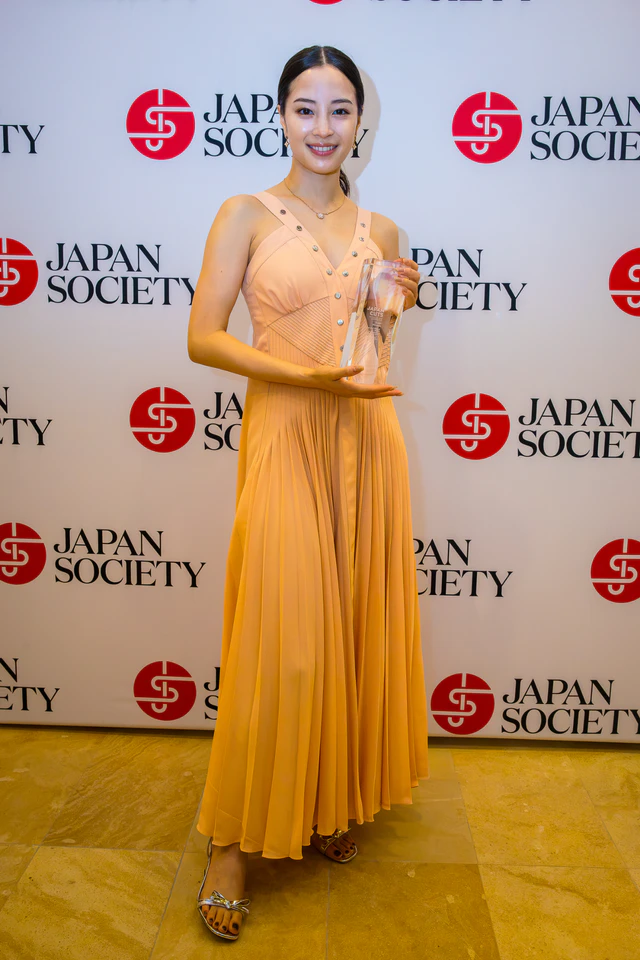 第19回ジャパン・カッツで受賞の広瀬すず、ルイ・ヴィトンのスタッズドレスとカラー ブロッサムで魅せる気品