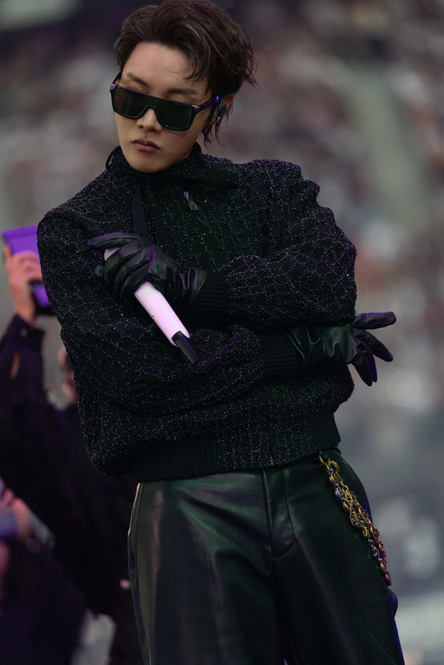 ルイ・ヴィトンを纏うBTSのj-hope、パリのステージで放った圧倒的存在感と圧巻のパフォーマンス