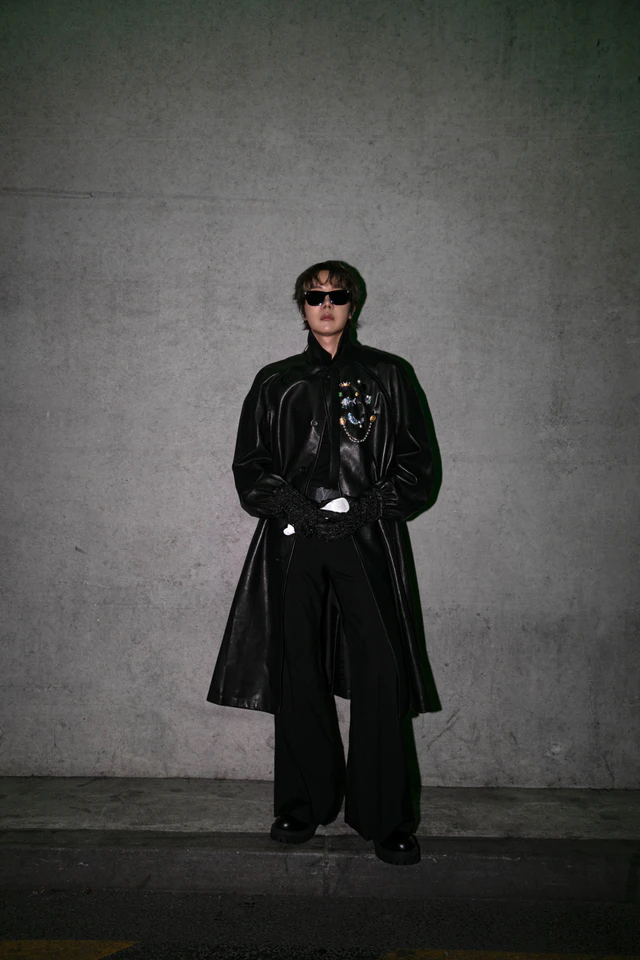 パリの夜空を彩るBTSのj-hope、ルイ・ヴィトンの特注アイテムが織りなす極上のステージルック