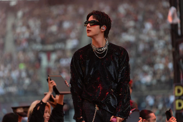 グッチの美学とBTSの存在感が共鳴したパリの夜、JINを華やかに彩った至高のカスタムルック