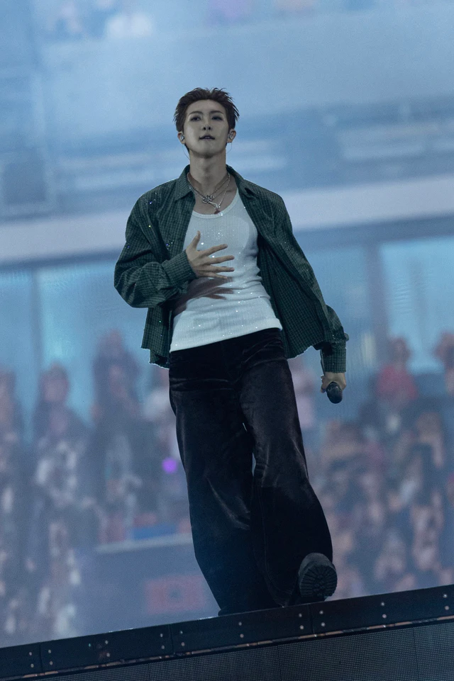グッチを纏うBTSのJINとRM、パリのステージで放った独創的なモードの輝きと圧巻のパフォーマンス