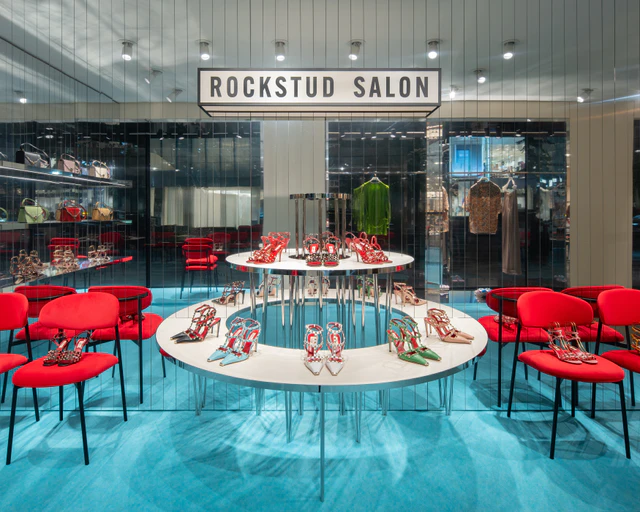 「ロックスタッズ」の新たな魅力を体感できる「ロックスタッズサロン」がヴァレンティノ 銀座に誕生、洗練されたカラーとポインテッドトゥが織りなす極上の世界観を誇ります