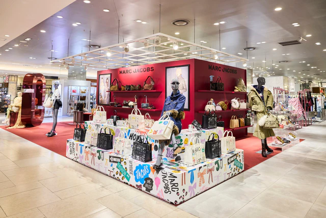 マーク ジェイコブスの2026年フォールコレクションポップアップが、阪急うめだ本店で開催中