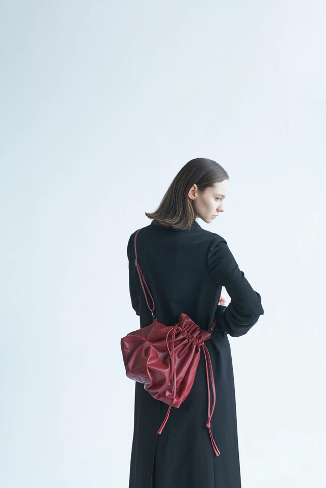 ヨウジヤマモト discord Yohji Yamamoto「Unevenness」新型バッグ、揺らぐフォルムが描く新しい造形