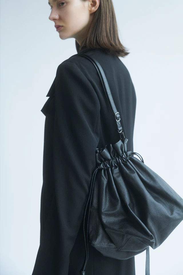 discord Yohji Yamamoto「Unevenness」新型バッグ、身体に沿って表情を変える不均衡の美学
