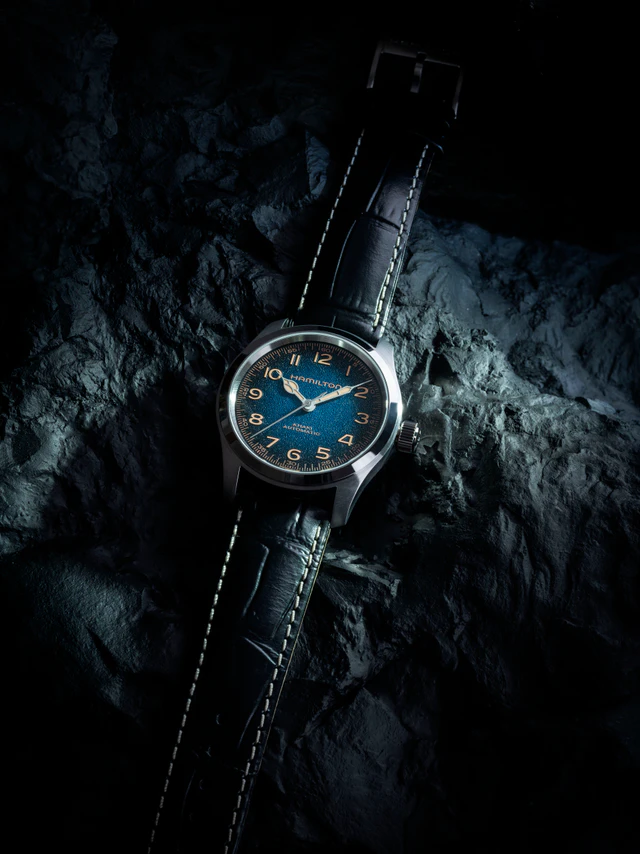 ハミルトン「カーキ フィールド マーフ 38mm」に新作、星屑を思わせる質感と象徴的な意匠