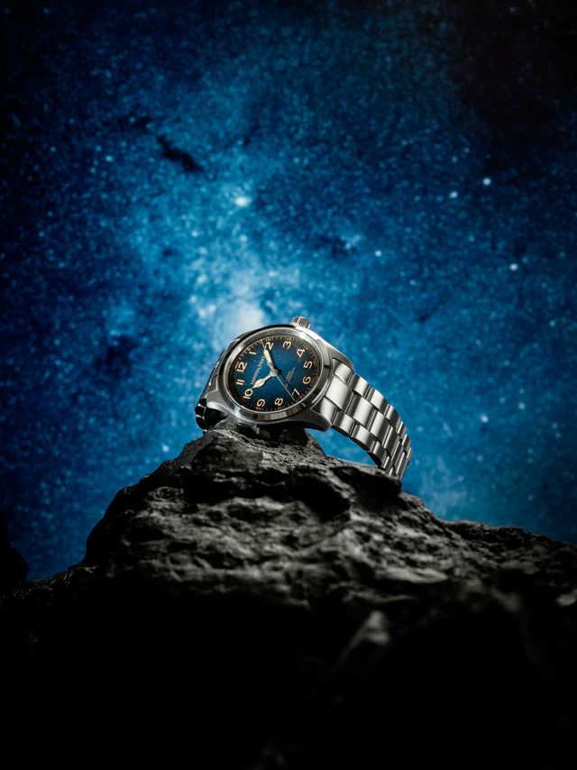 ハミルトンの「マーフ」に新たなスタイルが登場。38mmの「カーキ フィールド マーフ」に、恒星間彗星から着想を得たブルーからブラックへ移ろうダイヤルを採用