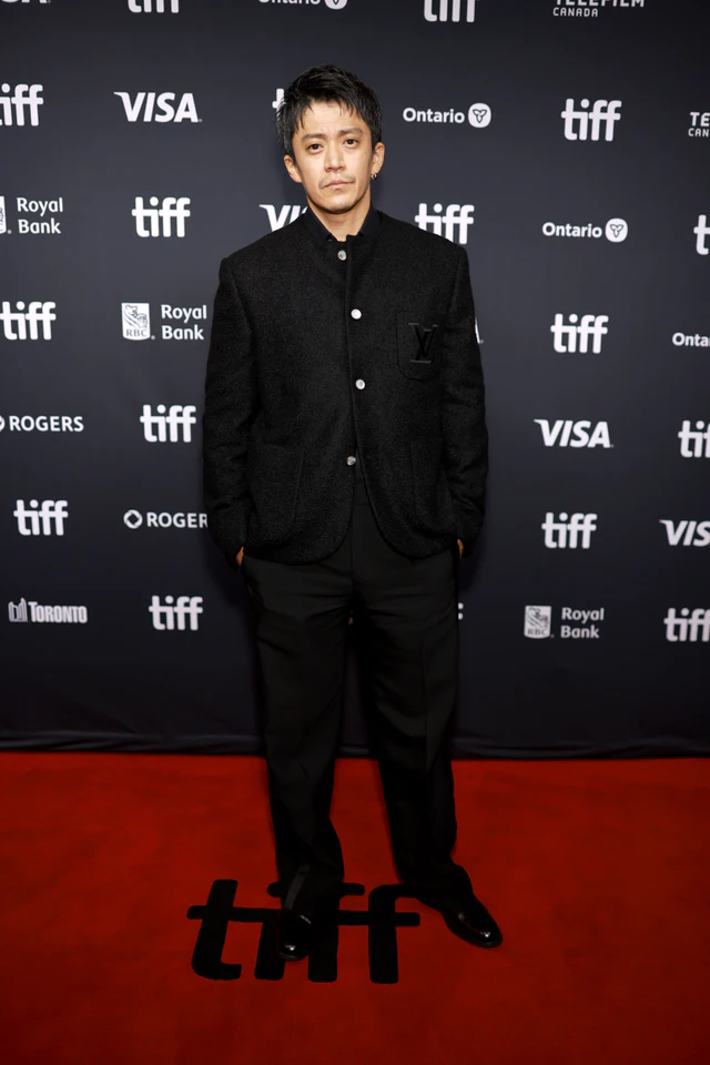 小栗旬、ルイ・ヴィトンを纏いトロント国際映画祭へノーカラージャケットで魅せる端正な装い