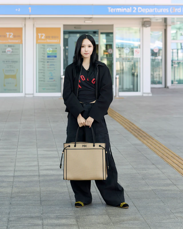 フェンディのMINAがミラノへ出発、FAVOLOSOのTシャツと新作バッグで仕上げたオールブラック