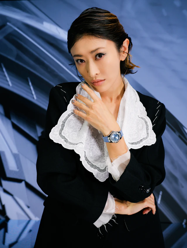 ウブロ「HUBLOT NIGHT」に山田優が来場、コールブルーとダイヤモンドが映える新作を纏って