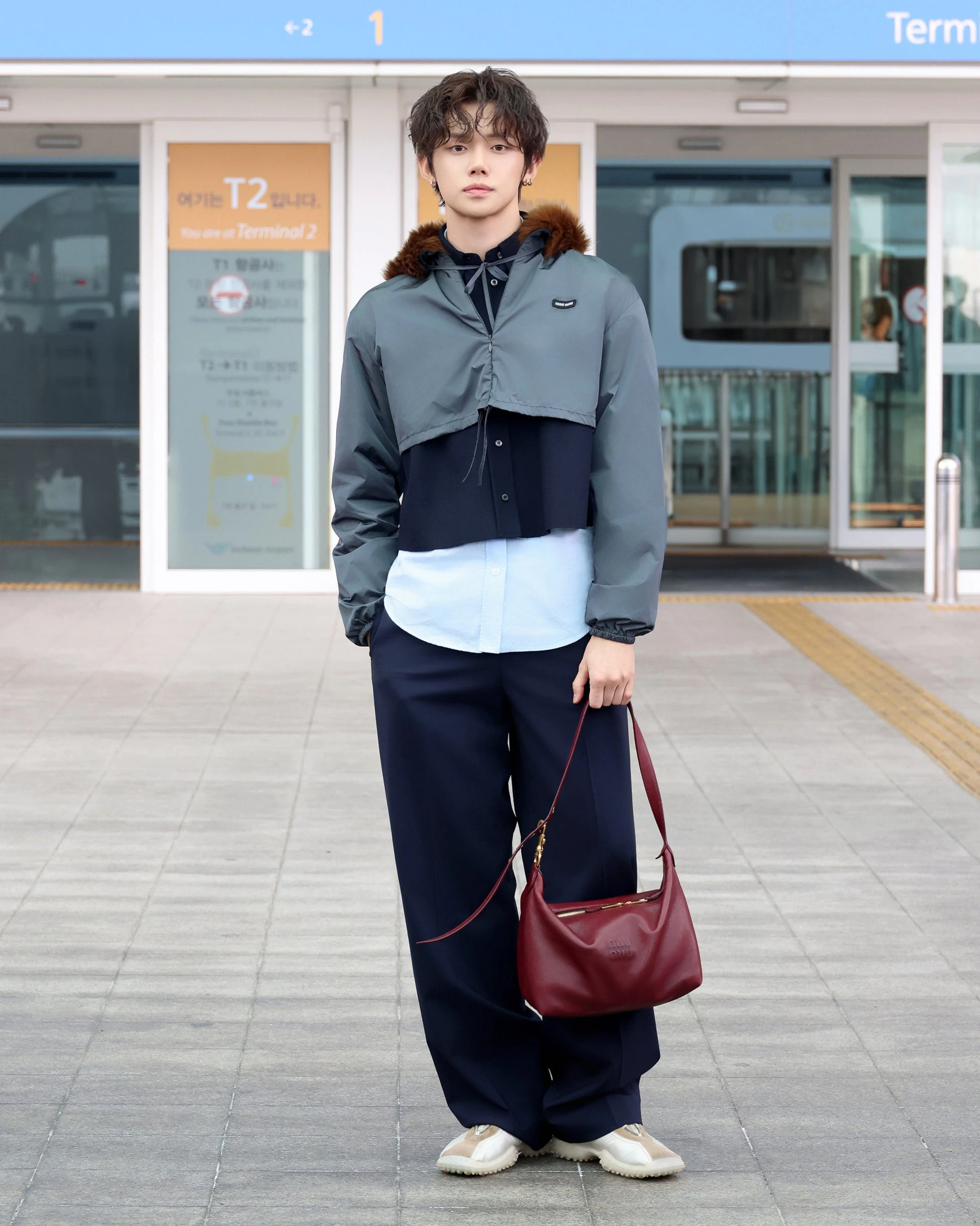 Yeonjun(TOMORROW X TOGETHER)がミュウミュウを纏ってパリへ、フルルックと「スピリット」で完成した装い