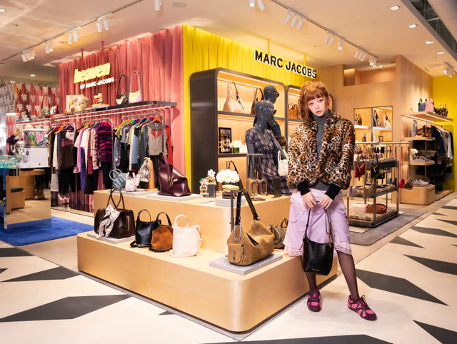 マーク ジェイコブスが渋谷PARCOに新店舗をオープン、BillieのTSUKIが纏う2026年フォールの新作