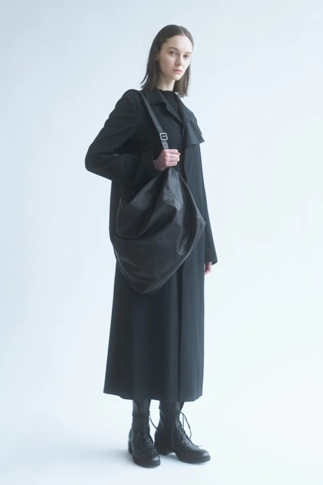 ヨウジヤマモトのdiscord Yohji Yamamotoから新作バッグが登場、TULIPSとPUFFの造形を再構築した秋冬モデル