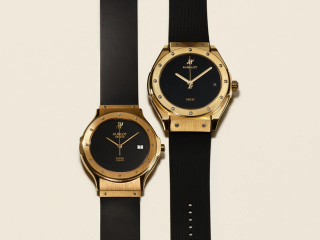 HUBLOT 「クラシック・フュージョン トリビュート イエローゴールド」(右)、「1980年のオリジナルモデル」(左)