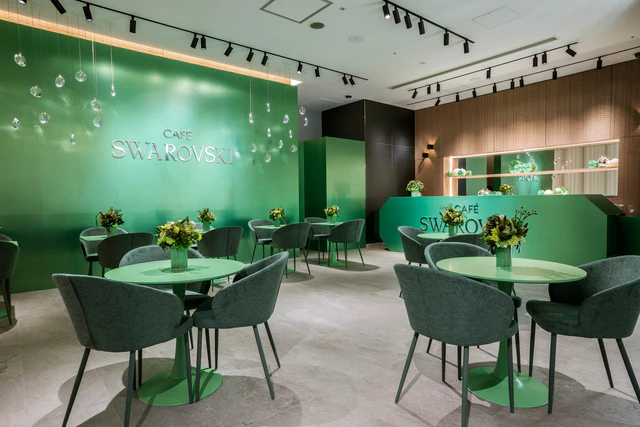 スワロフスキーの美意識を食と空間で体験、銀座「Café Swarovski」に江藤英樹氏のスイーツとメット・ガラの作品が登場