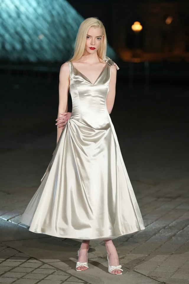 アニャ・テイラー＝ジョイ @ディオール 「LE GRAND DINER DU LOUVRE」