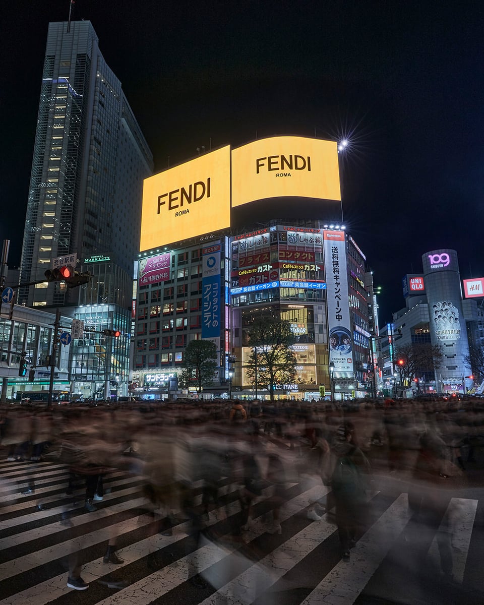 フェンディ 、2021年のホリデーシーズンを祝し、渋谷スクランブル