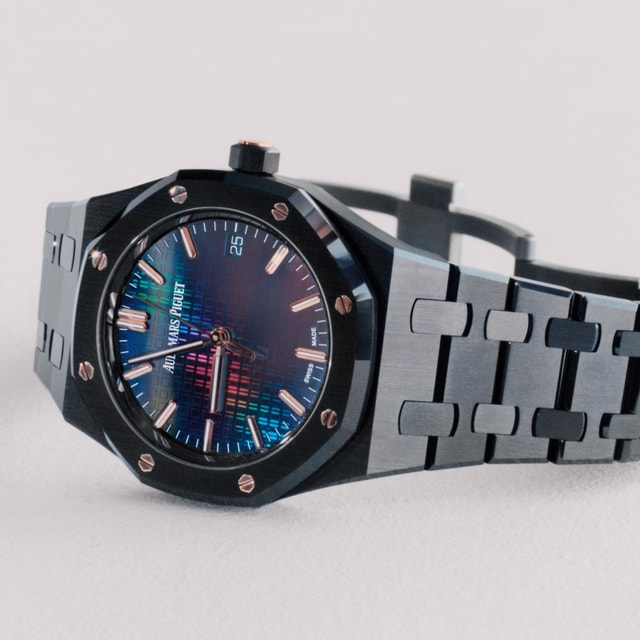 オーデマ ピゲ コントラストに満ちたマテリアル。この新しいロイヤルオーク自動巻きモデルの文字盤は一見するとブラックです