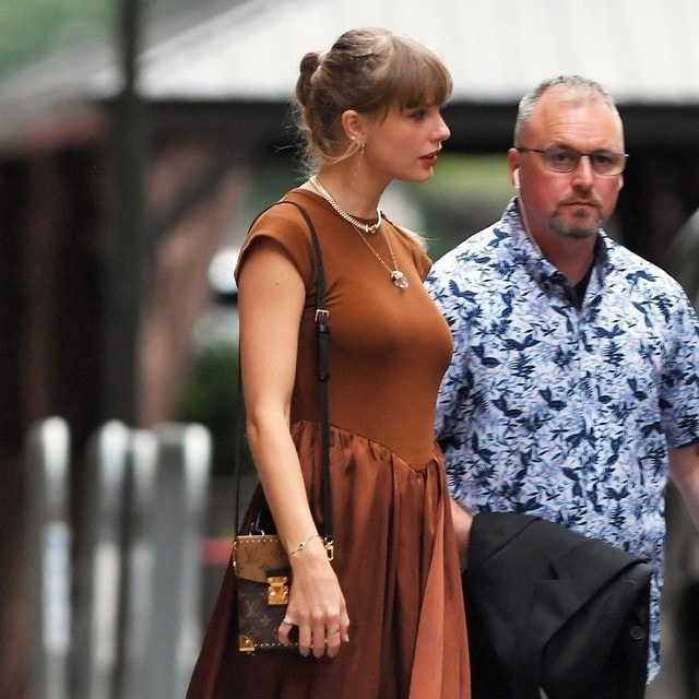 ルイ・ヴィトン テイラー・スウィフト 、新作BAG「カメラボックス」を愛用