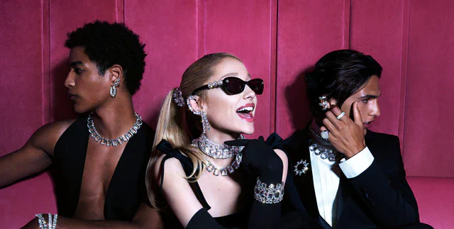 アリアナグランデ着用 SWAROVSKI スワロフスキー キャッツアイサングラス スワロフスキー アリアナ・グランデが煌めく夢の世界へ誘う、Swarovski