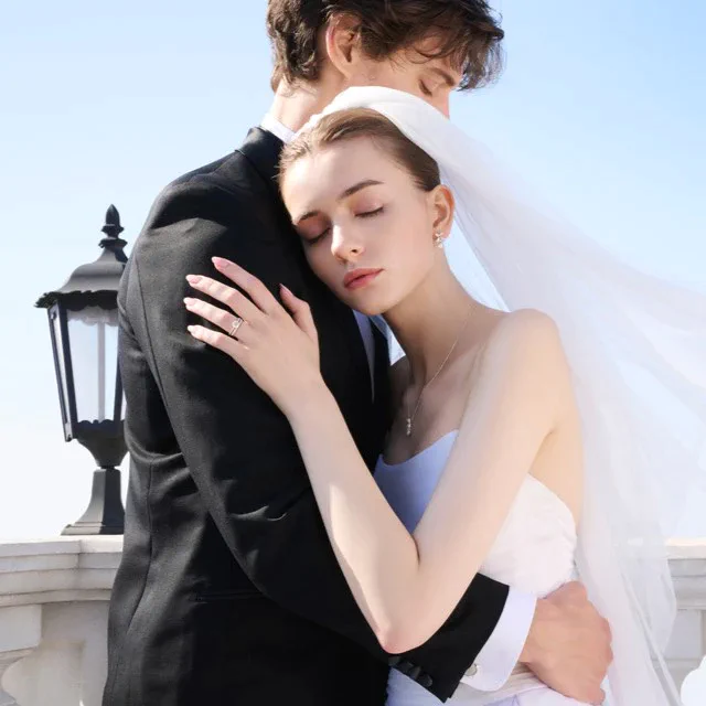 ロイヤル・アッシャー ROYAL ASSCHERより、ブライダルフェアの開催にあわせて純プラチナの新作エタニティリングが登場