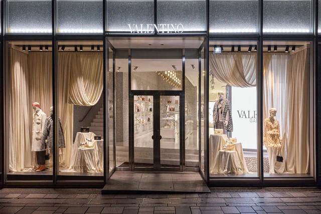 【新品】エアライン/ヴァレンティノ/シェアードミンクリバーシブル なにわ男子の道枝駿佑、アイナ・ジ・エンドが来場！ヴァレンティノ