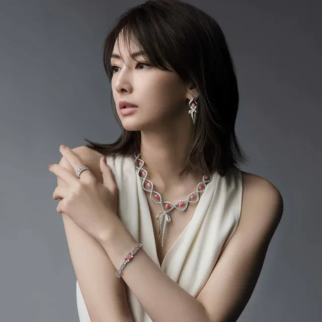 ミキモト 北川景子がアイコンコレクションを優美に纏い魅了、リボンモチーフが映える新作「Bow Charm」ショートムービーも公開