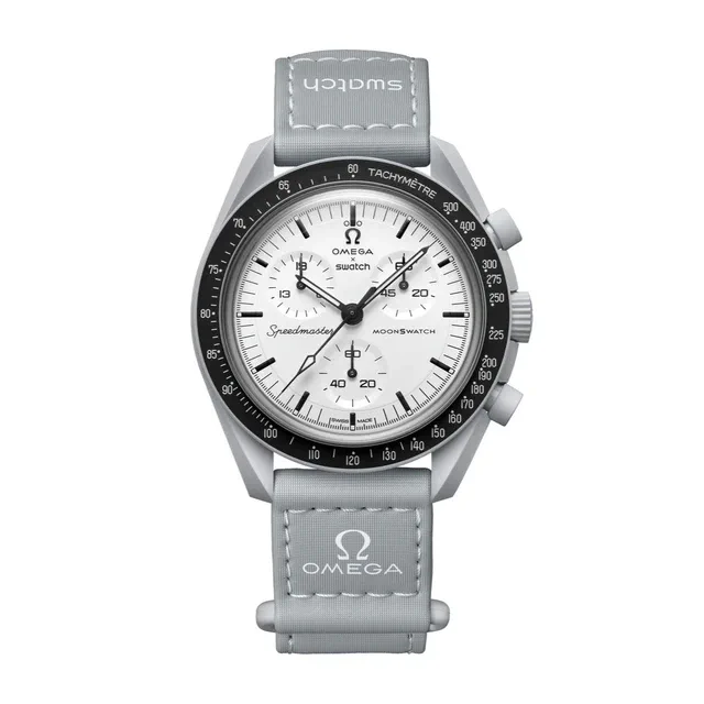 オメガ ✕ Swatch 歴史的な3月1日に新作「MOONSWATCH 1965」を発売、OMEGA Speedmasterへのオマージュ