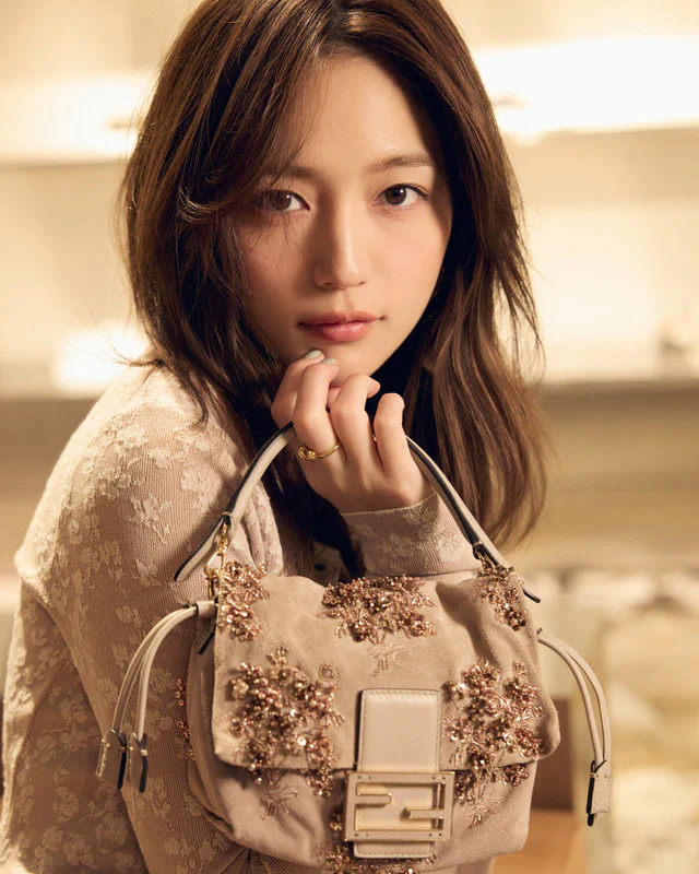 川口春奈さんが「FENDI（フェンディ）」のアイコンバッグで
